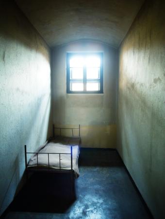 Gefängnis-Zelle, Bett, Fenster Constantin Opris - Dreamstime