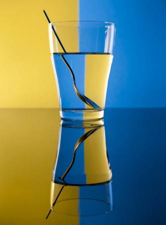 Glas, Löffel, Wasser, gelb, blau Alex Salcedo - Dreamstime