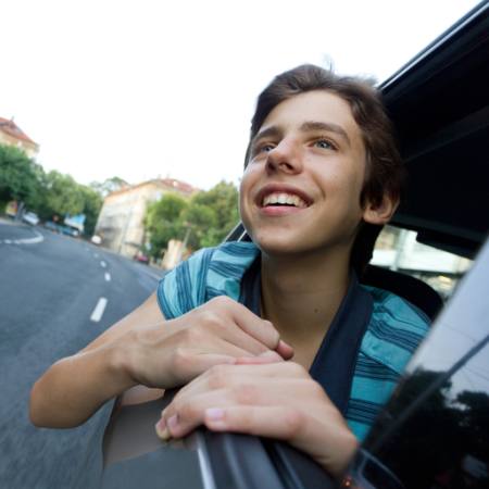 Auto, Fenster, junge, Straße, lächeln Grisho - Dreamstime