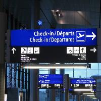 Pixwords Das Bild mit Zeichen, beim Check-in, Flughafen, Pfeil Fmua
