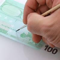 Pixwords Das Bild mit ein Mann, Geld, Hand, Euro, 100, grün Igor Sinitsyn (Igors)