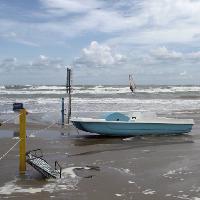 Pixwords Das Bild mit Boot, Meer, Meer, Himmel, Wolken, Sand, Strand Prillfoto