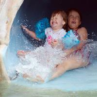 Pixwords Das Bild mit Kinder, Wasser, Rutsche, Wasserrutschbahn, Sommer Rozenn Leard - Dreamstime