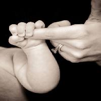 Pixwords Das Bild mit Hand, baby, ring, halten Sarah Spencer - Dreamstime
