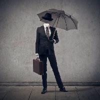Pixwords Das Bild mit Sonnenschirm, ein Mann, Anzug, Koffer, grau Bowie15