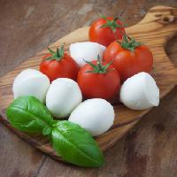 Pixwords Das Bild mit Lebensmittel, Tomaten, grünen, Gemüse, Käse, weiß Unknown1861 - Dreamstime