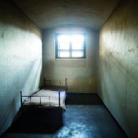 Pixwords Das Bild mit Gefängnis-Zelle, Bett, Fenster Constantin Opris - Dreamstime