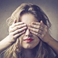 Pixwords Das Bild mit blind, mit verbundenen Augen, Hände, Gesicht, Augen, Frau, Mädchen Bowie15 - Dreamstime