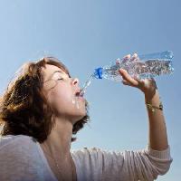 Pixwords Das Bild mit Wasser, trinken, eine Frau, Mund Jura Vikulin - Dreamstime